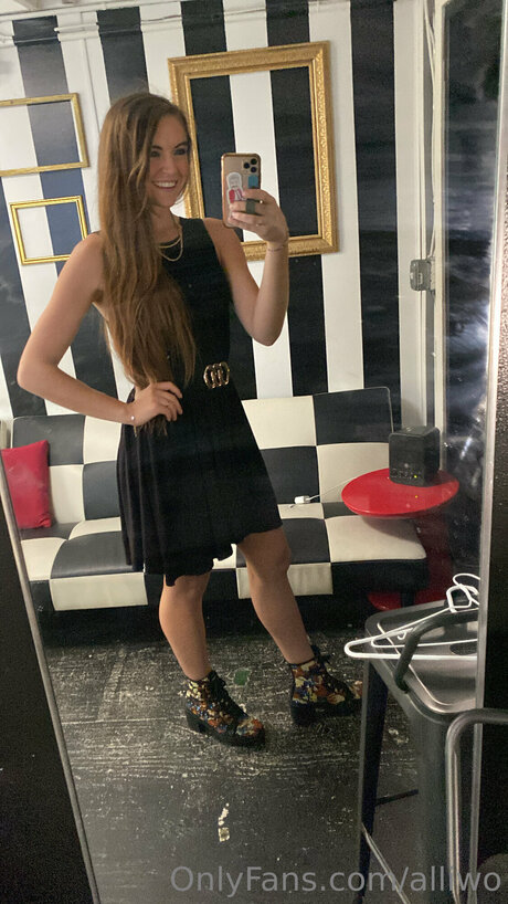 Alliwo model nudes photos