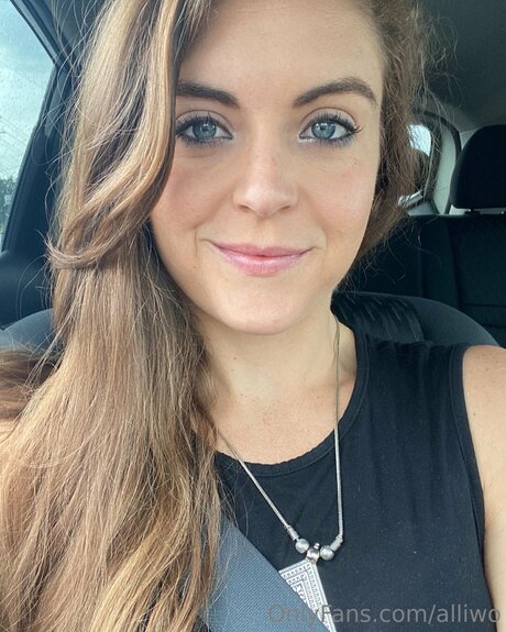 Alliwo pornstar nude picture