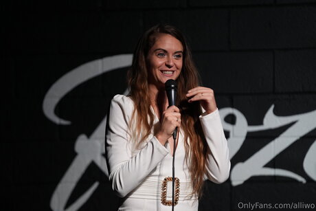 Alliwo naked star pic