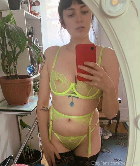 Peepeach star erotic photos