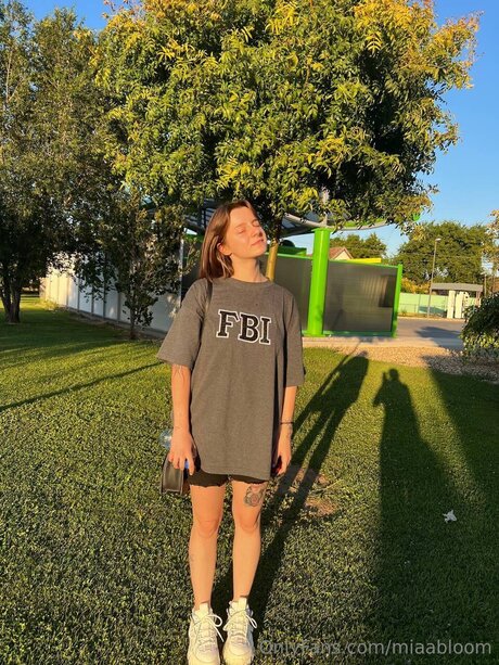 Miaabloom xxx pornstar pictures