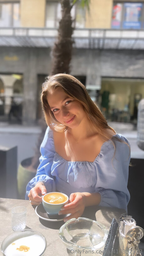 U416332333 exclusive model pic