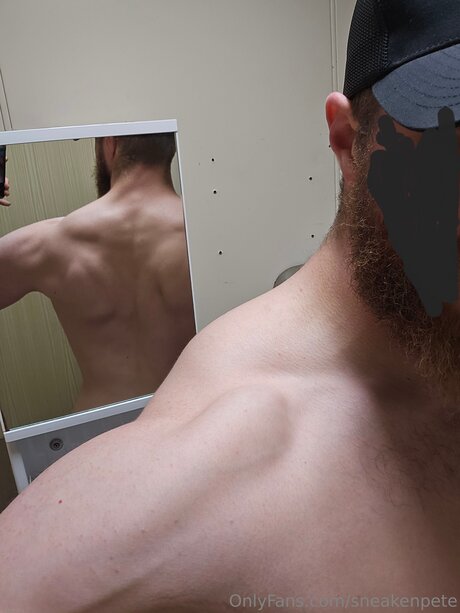 Sneakenpete nude model image