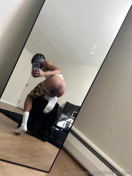 Freakniggat porn model picture