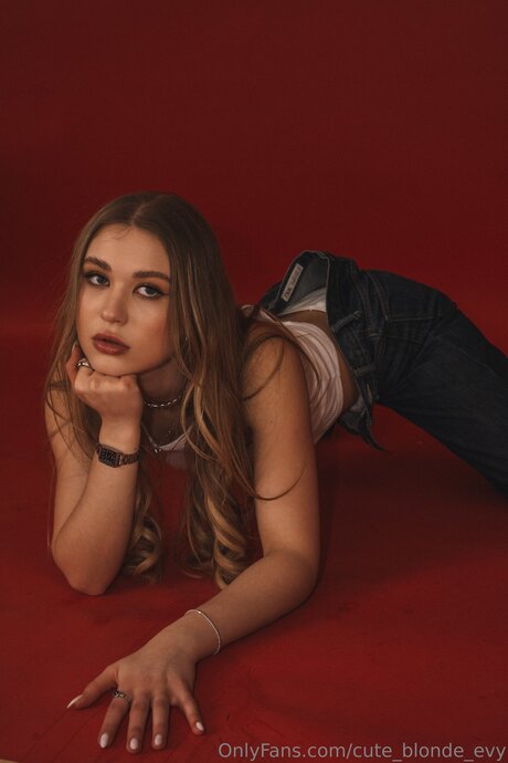 Cute Blonde Evy nice actress photos