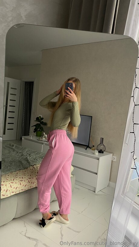 Cute Blonde Evy star nudes pic