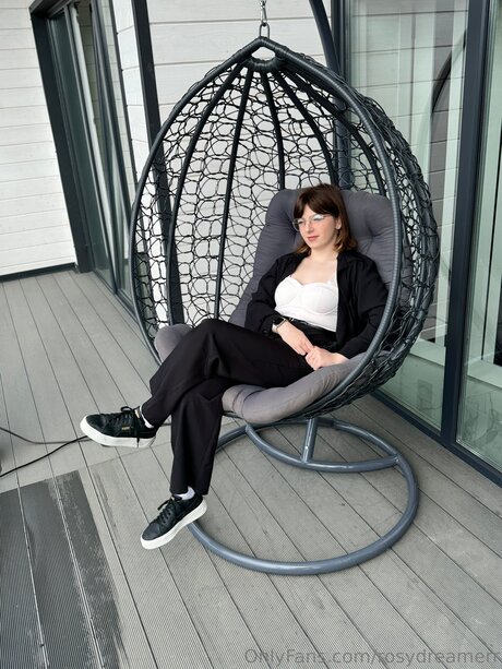 Rosydreamerr pornographic model picture