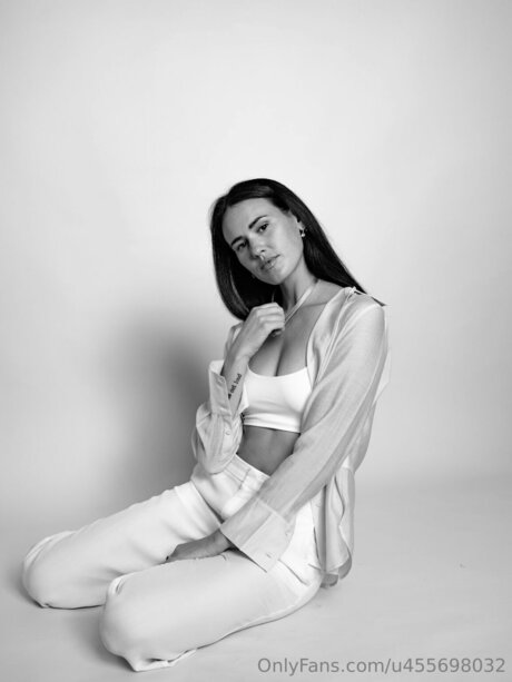 Asmrwitholivia art model image