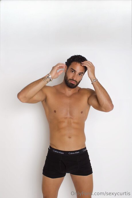 Sexycurtis pretty model picture