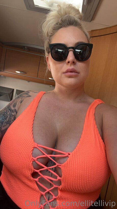 Ellitellivip nude model photo