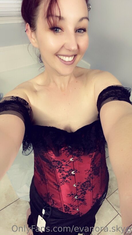 Evanora Skye star top img