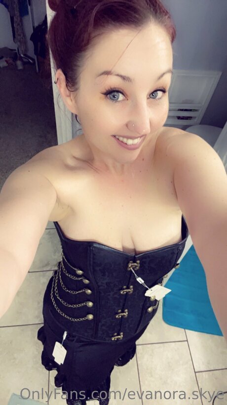 Evanora Skye porn model pictures