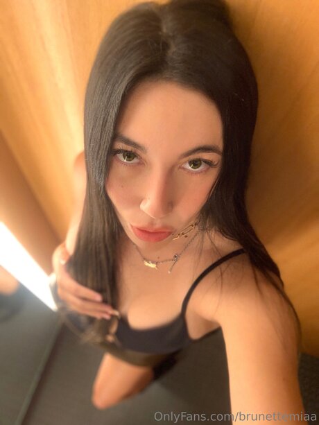 Brunettemiaa naked model gallery