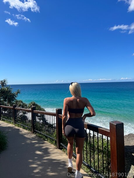 Bellaxmaexo model hot picture