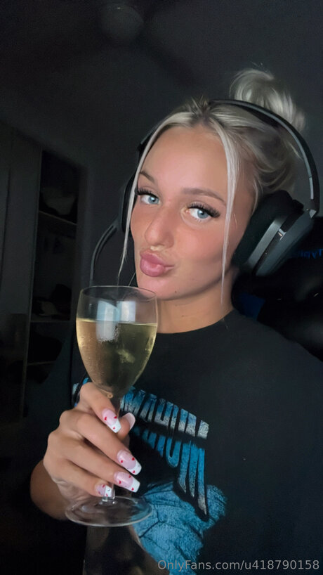 Bellaxmaexo model beautiful photo