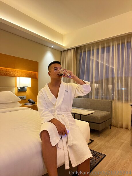 U21025744 pornstar hot photo