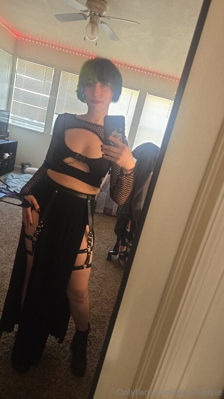 Shy Lil Pixie exclusive star img