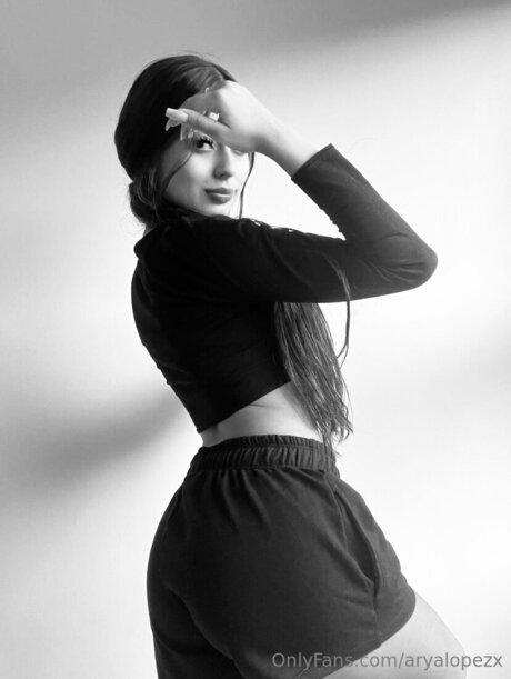 Aryalopezx model hot img