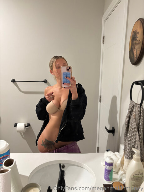 Meganmakinmoney erotic model img