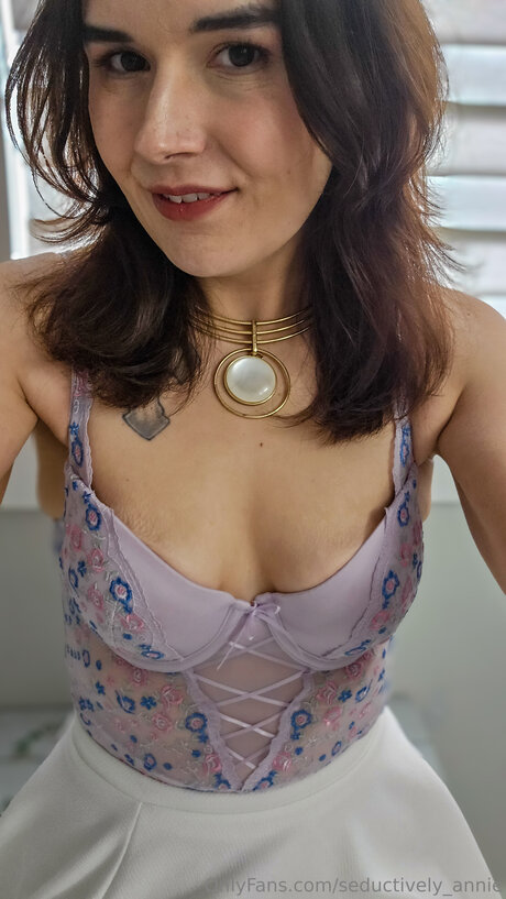 Seductively Annie porn model pic