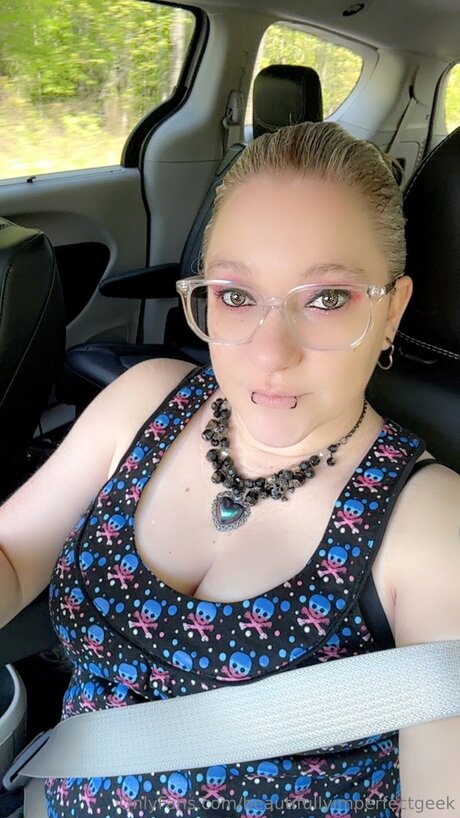 Beautifullyimperfectgeek pornstar free image