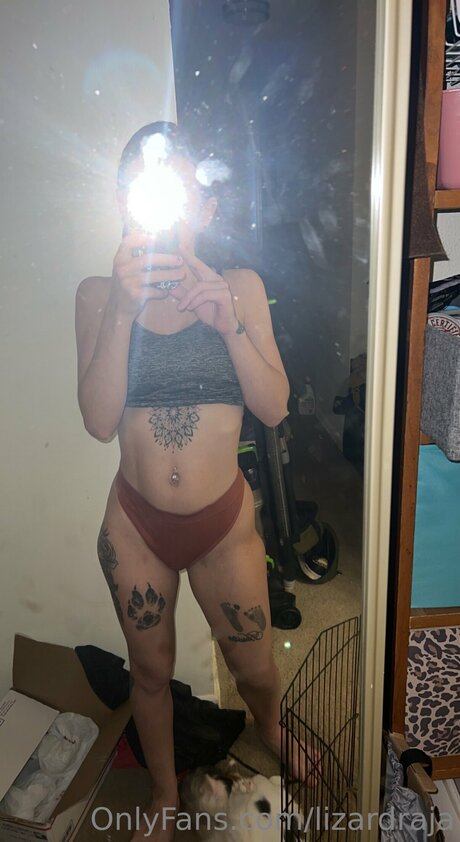 Lizardraja model naked pics