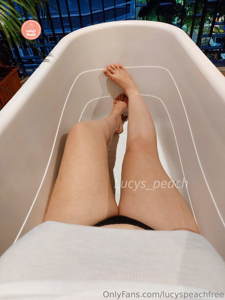 Lucyspeachfree model nude photo