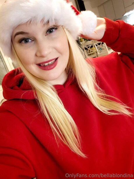 Bellablondina naked model photos