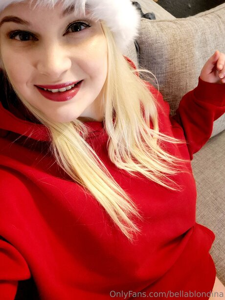 Bellablondina erotic model photo