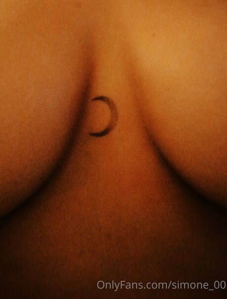 Simone 00 pornographic model gallery