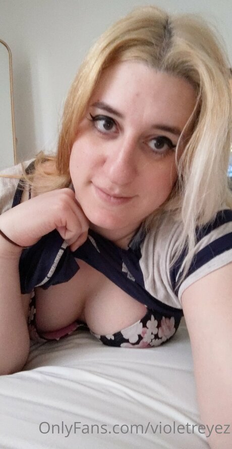 Violetreyez xxx model picture