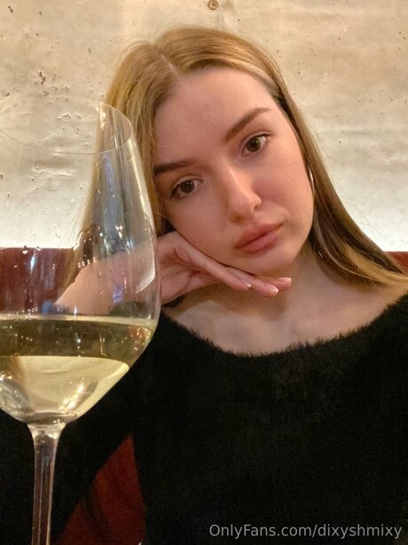 Dixyshmixy erotic pornstar img