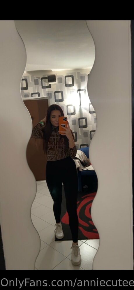 Anniecutee naked actress gallery