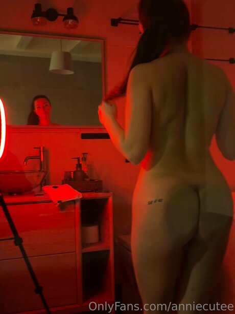 Anniecutee adult model picture