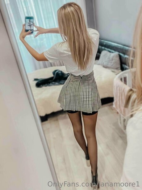 Lanamoore1 hot model gallery