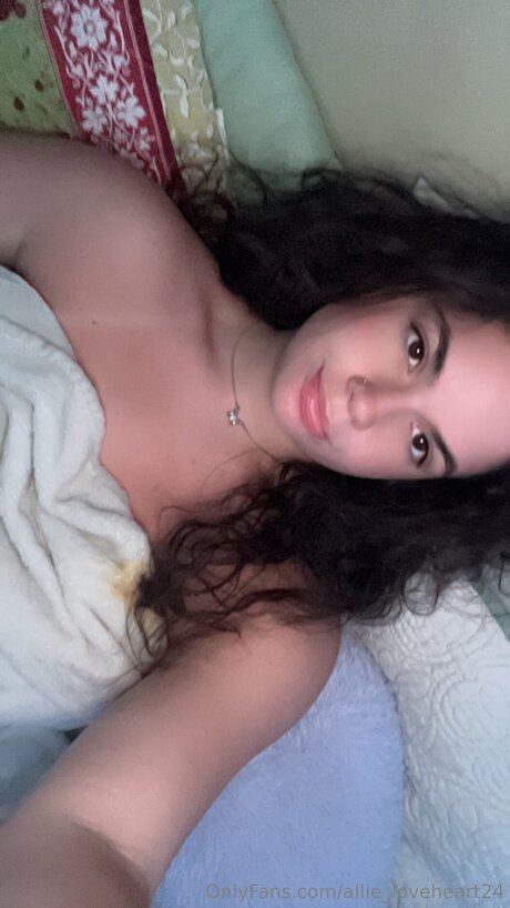 Allie Loveheart24 naked pornstar img