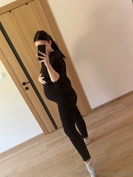 Emilyvibes pornographic model img