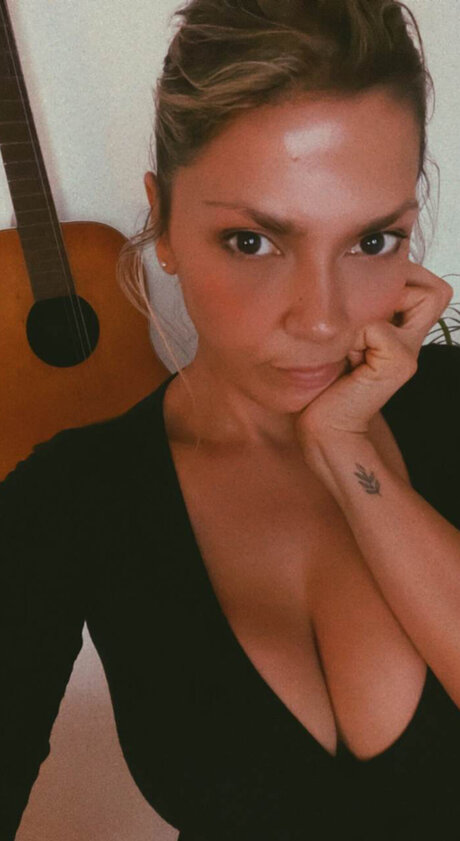 U425759378 erotic actress photo