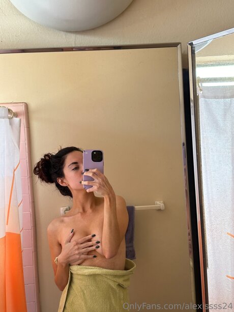 Alexissss24 sexy model photo
