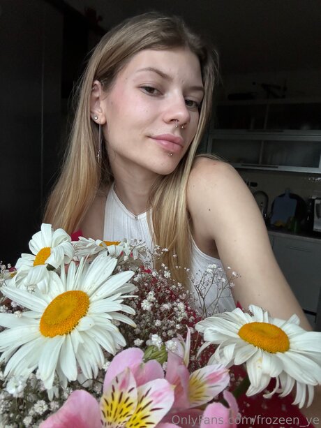 Frozeen Ye star nude image