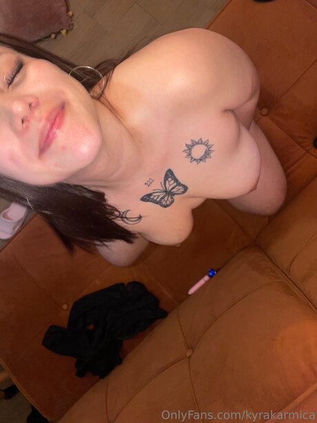 Kyrakarmica model hot images