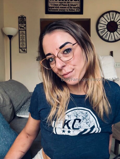 Lezzrene420 star erotic image