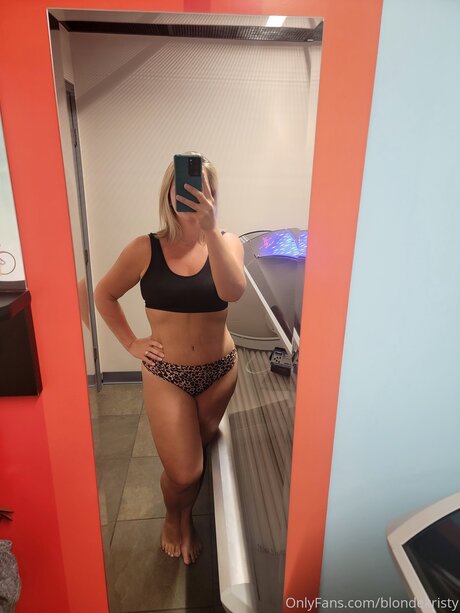 Blondekristy high quality model photo