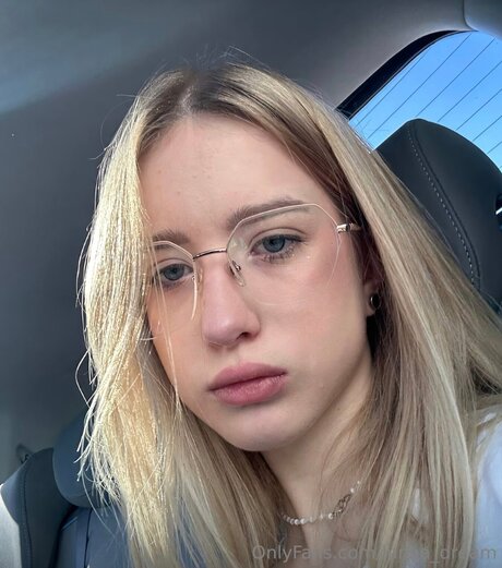 Lunaa Dream naked model pics