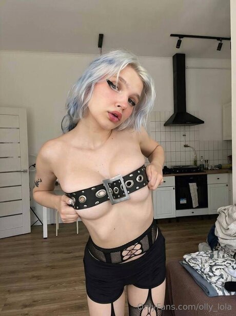 Olly Lola erotic model img