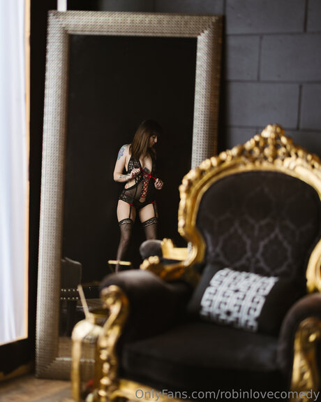 Robinlovecomedy model adult img