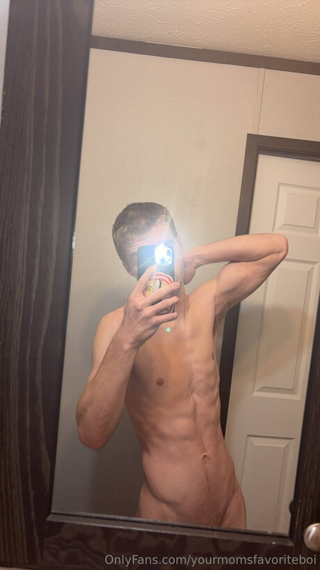 Yourmomsfavoriteboi nude star gallery