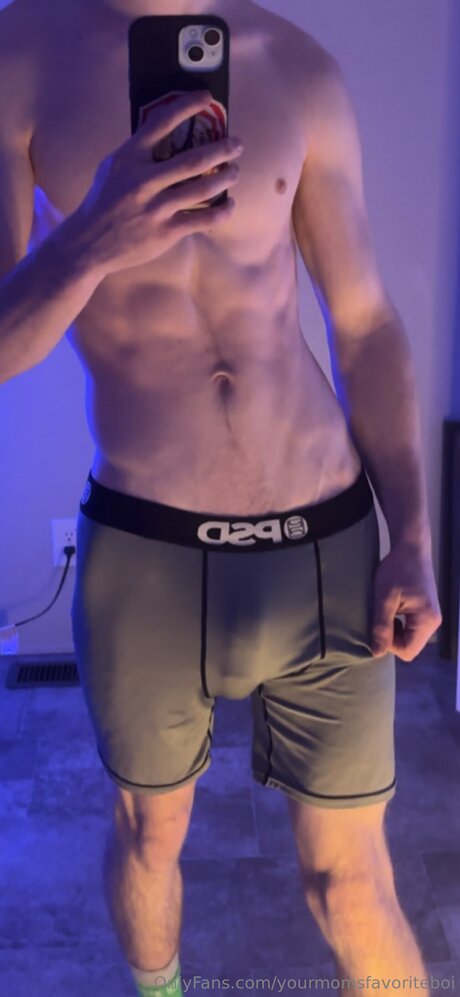 Yourmomsfavoriteboi art star photo