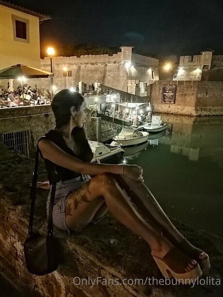 Sexybunnylola nude model galleries