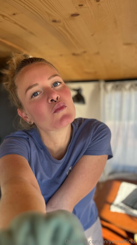 Onlyviviofficial model hot pictures